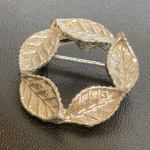 Vintage signed Gerry's Laurel Wreath Silver Tone Pin Brooch 5 Leaves